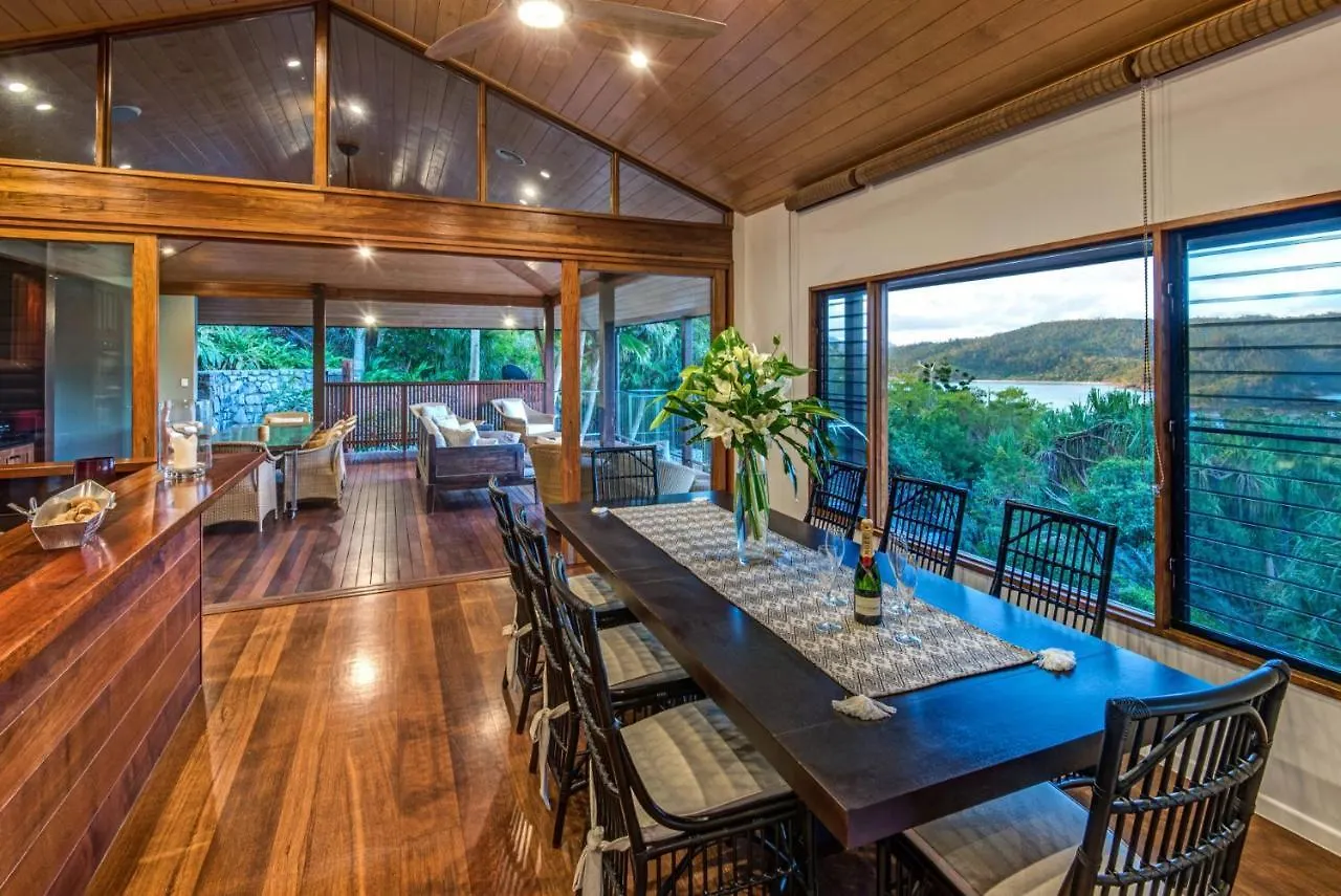 Dom wakacyjny Indulge In The Lap Of Luxury, Iluka Is Your Private Ocean-View Haven On Half An Acre With Infinity Pool And Two Golf Buggies Hamilton Island Australia